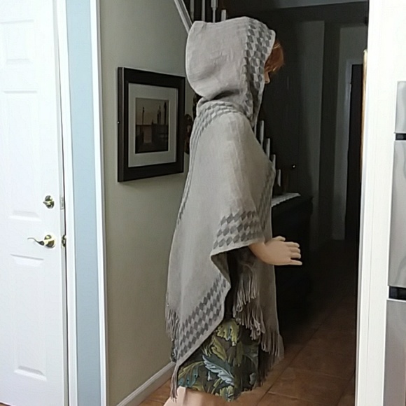 Poncho - Picture 7 of 8
